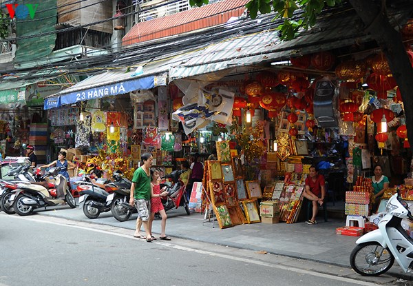 La rue des objets votifs boudée par les clients à l'approche de la fête Vu Lan